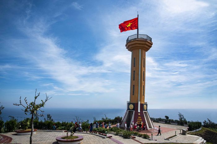 Du khách tham quan cột cờ Tổ quốc trên núi Thới Lới, đặc khu Lý Sơn. NSNA Nguyễn Đăng Lâm
