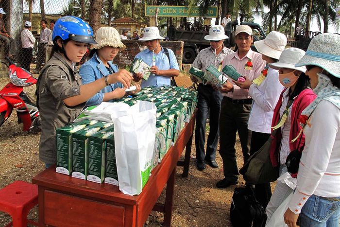 Đặc sản Tỏi Lý Sơn bán cho du khách đến tham quan đảo. Ảnh- Nguyễn Đăng Lâm
