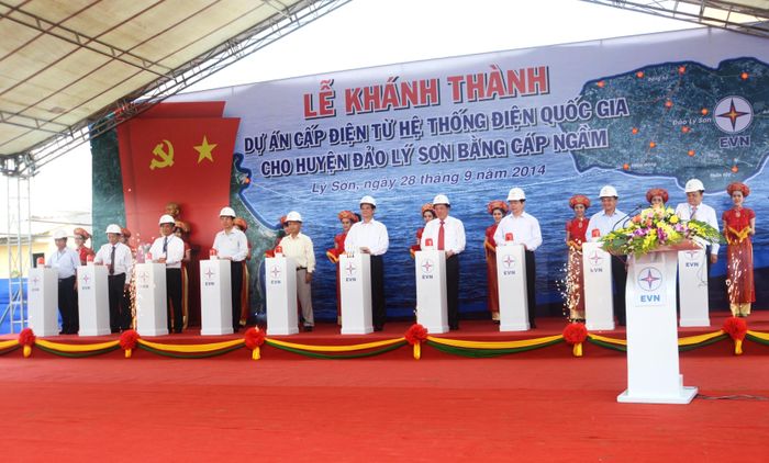 Thủ tướng Nguyễn Tấn Dũng cùng lãnh đạo TW, tỉnh đóng điện lưới quốc gia ở Lý Sơn 9-2014. 