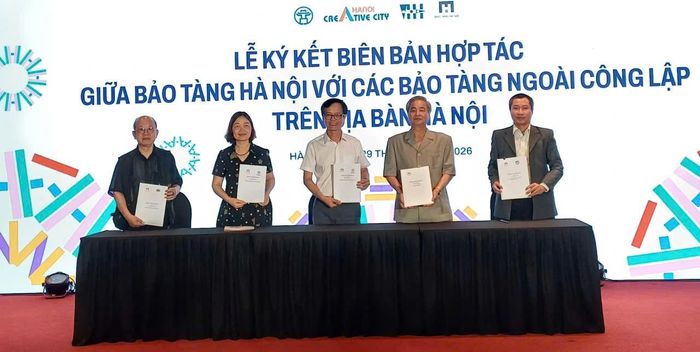 Ký kết văn bản hợp tác.