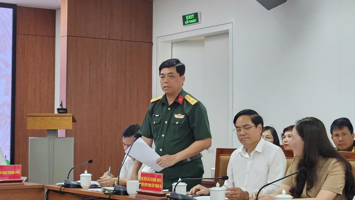 Đồng chí Đại tá Vũ Kim Thắng, Ủy viên Thường vụ Đảng ủy, Phó Chính ủy Bộ Chỉ huy Quân sự thành phố cung cấp thông tin tại Hội nghị. Ảnh Mỹ Hạnh.