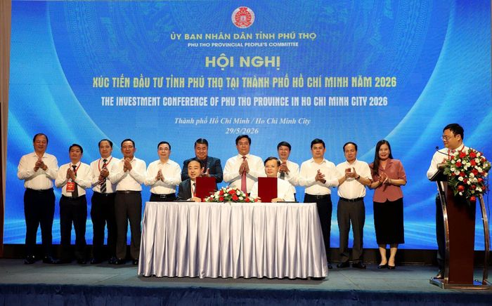 Chủ tịch UBND tỉnh Phú Thọ Trần Duy Đông trao Giấy chứng nhận đầu tư cho các nhà đầu tư