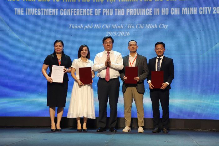 Chủ tịch UBND tỉnh Trần Duy Đông đã trao Quyết định chủ trương đầu tư, Quyết định phê duyệt kết quả lựa chọn nhà đầu tư và Giấy chứng nhận đăng ký đầu tư cho 4 dự án với tổng số vốn đầu tư mới hơn 6.600 tỷ đồng và vốn tăng thêm hơn 45 triệu USD