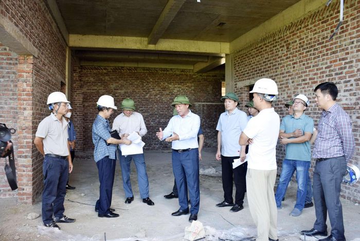 Phó Chủ tịch UBND tỉnh Hoàng Phú Hiền trao đổi với Chủ đầu tư – Công ty Cổ phần Đầu tư thương mại và Dầu khí Nghệ An về tiến độ hoàn thành dự án.