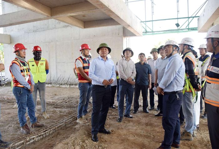 Phó Chủ tịch UBND tỉnh Hoàng Phú Hiền cùng đoàn công tác kiểm tra tình hình triển khai dự án Khu đô thị do Công ty Cổ phần đầu tư và thương mại Hùng Sơn làm chủ đầu tư.