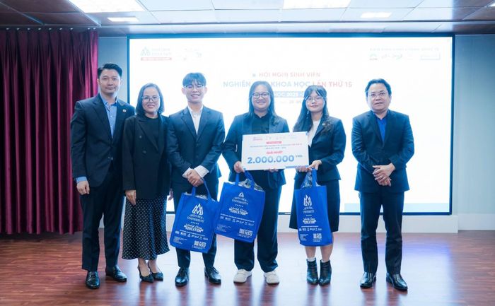 Nhóm thí sinh đạt giải nhất