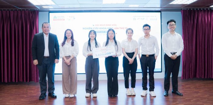 Các nhóm thí sinh đạt giải nhì