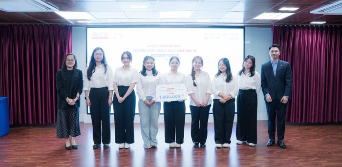 Các nhóm thí sinh đạt giải ba