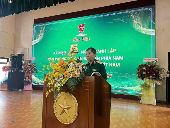 Trung tướng Trần Tấn Hùng - Phó Chủ tịch Hội HTGĐLS Việt Nam ghi nhận và biểu dương những đóng góp của Văn phòng CQĐD phía Nam.