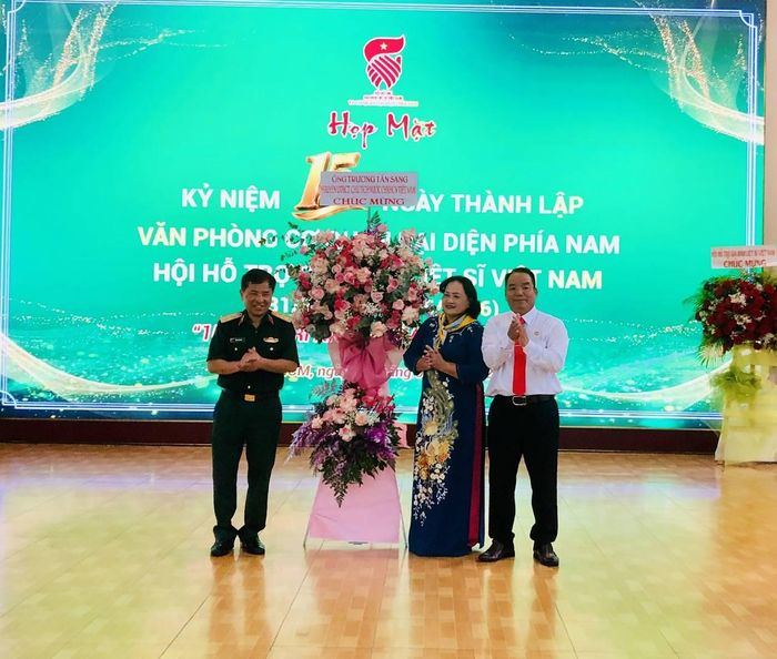 Trung tướng Trần Tấn Hùng - Phó Chủ tịch Hội HTGĐLS Việt Nam tặng lẵng hoa cho lãnh đạo Văn phòng CQĐD phía Nam.