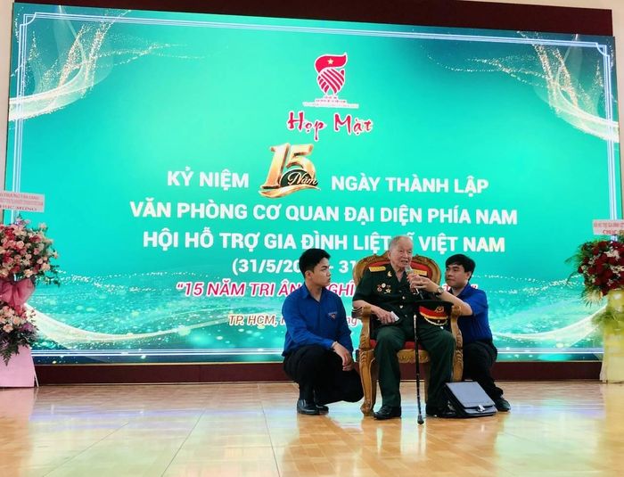 Đại tá Nguyễn Văn Tàu - Anh hùng Lực lượng vũ trang Nhân dân, kể lại quá trình chiến đấu của mình tại buổi lễ.