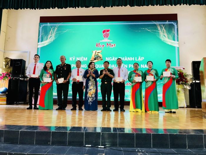 Trung tướng Trần Tấn Hùng, Phó Chủ tịch Hội HTGĐLS Việt Nam (thứ sáu từ trái sang) trao Kỷ niệm chương cho hội viên.
