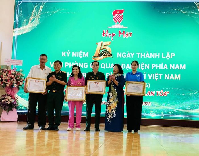 Trung tướng Trần Tấn Hùng, Phó Chủ tịch Hội HTGĐLS Việt Nam (thứ hai từ trái sang) trao Bằng khen cho các doanh nghiệp và cá nhân có thành tích xuất sắc trong việc đồng hành cùng với Hội.
