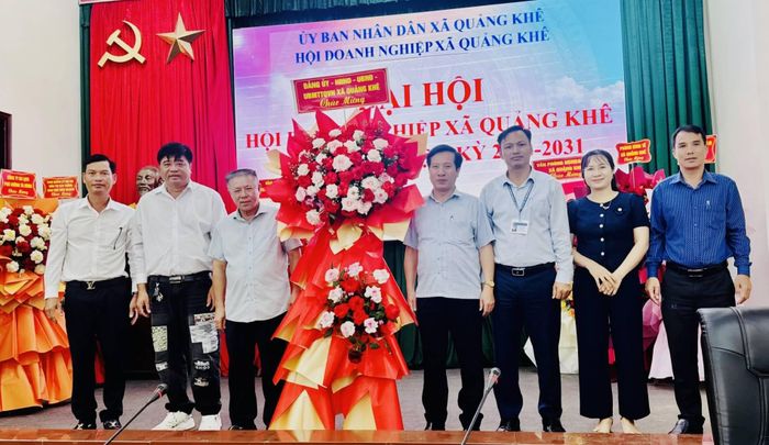 Lãnh đạo xã Quảng Khê tặng hoa chúc mừng Ban Chấp hành Hội Doanh nghiệp xã nhiệm kỳ 2026 – 2031. Ảnh: Kiến Giang.