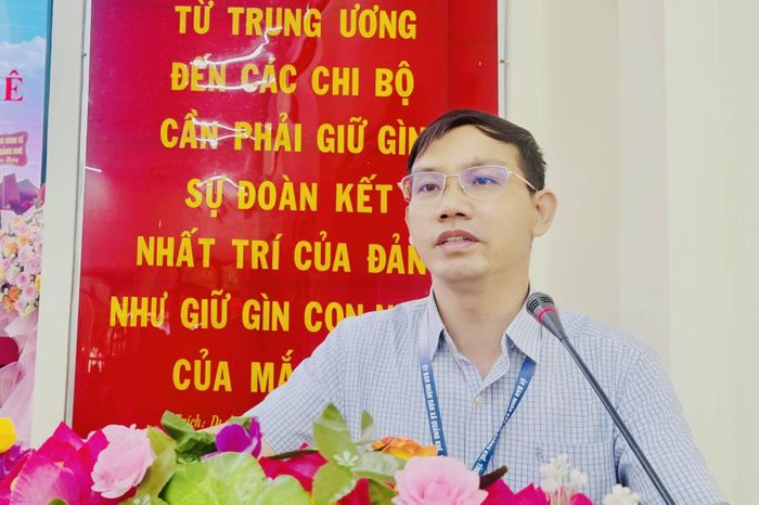 Ông Trần Duy Tráng - Ủy viên Ban Thường vụ Đảng ủy, Phó Chủ tịch UBND xã phát biểu chỉ đạo tại Đại hội. Ảnh: Kiến Giang.