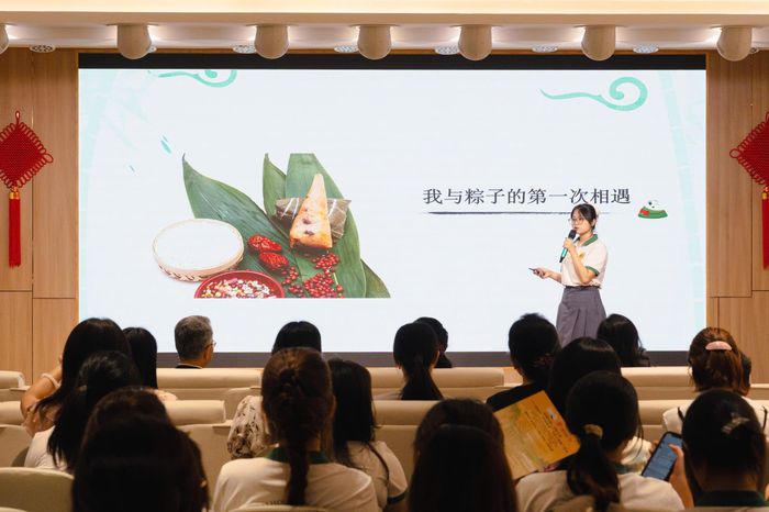 Sinh viên Khoa Ngôn ngữ Trung, Trường Đại học Sư phạm Hà Nội 2, giới thiệu ẩm thực Trung Quốc tại sự kiện. Ảnh: TTVHTQ