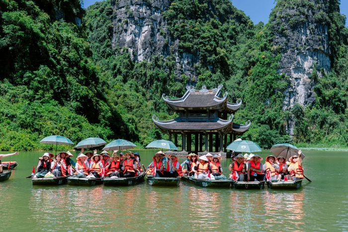 Đoàn farmtrip tham quan Quần thể danh thắng Tràng An. Ảnh: BTC