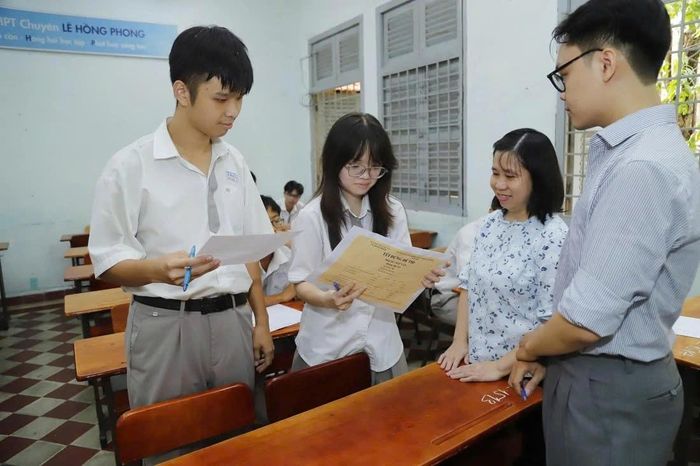 Cán bộ coi thi cho học sinh kiểm tra túi đựng đề thi trước khi mở đề thi tại buổi thi thử tốt nghiệp THPT. Ảnh: Như Hùng