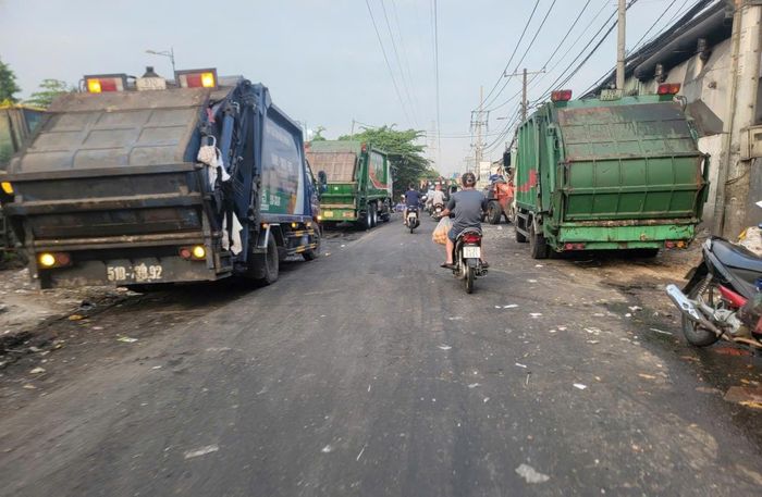 Các xe vận chuyển rác thải sinh hoạt tập trung tại Trạm trung chuyển rác Hiệp Bình Chánh (phường Hiệp Bình). Ảnh: Quang Phương