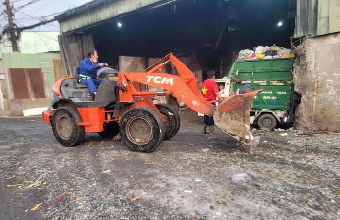 Hoạt động xử lý rác thải tại Trạm trung chuyển rác Hiệp Bình Chánh (phường Hiệp Bình). Ảnh: Quang Phương