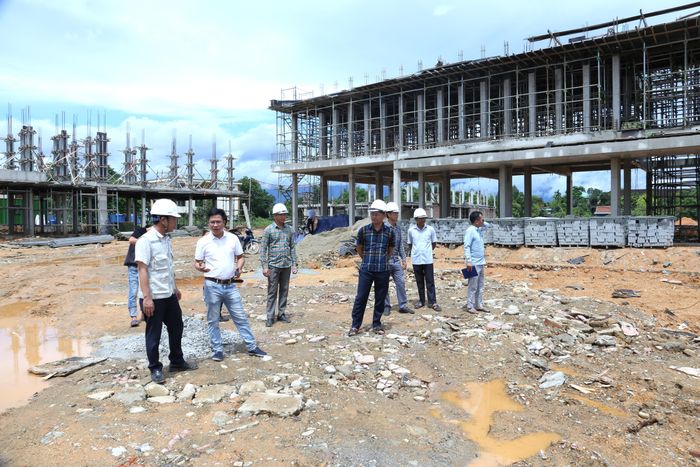 Cán bộ Ban QLDA đầu tư xây dựng công trình Dân dụng và Hạ tầng khu vực Hà Tĩnh tăng cường công tác kiểm tra, giám sát, đồng thời đốc thúc nhà thầu đẩy nhanh tiến độ dự án