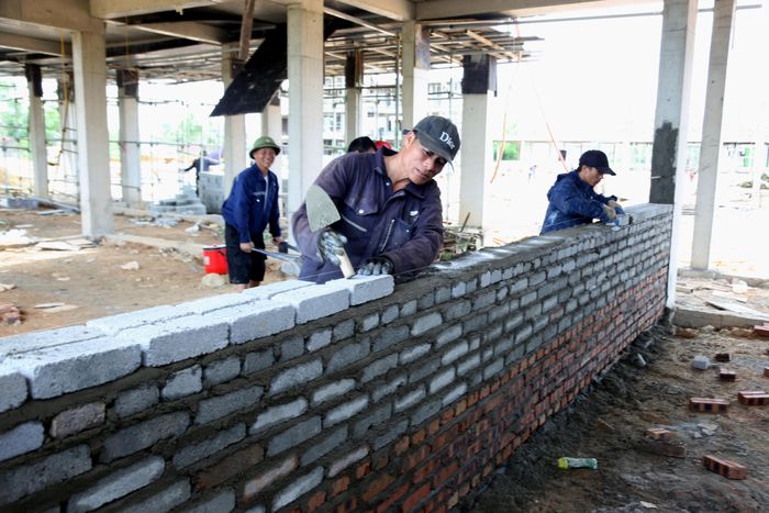 Từng tốp công nhân đang khẩn trương hoàn thành các phần việc của mình