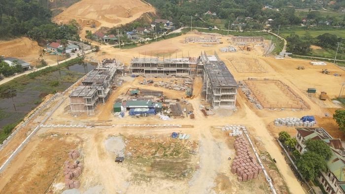 Dự án Trường phổ thông nội trú liên cấp Tiểu học và Trung học cơ sở Sơn Kim 1 đến nay cũng đã đạt tiến độ trên 50%