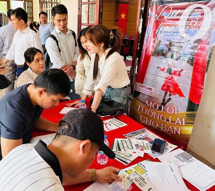 Tư vấn việc làm cho người lao động tại Phiên giao dịch việc làm lưu động cụm Quảng Oai. Ảnh VLHN