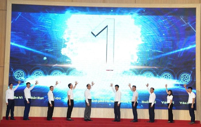 Nhấn chuông khai mạc Phiên giao dịch việc làm lưu động cụm Quảng Oai năm 2026. Ảnh VLHN