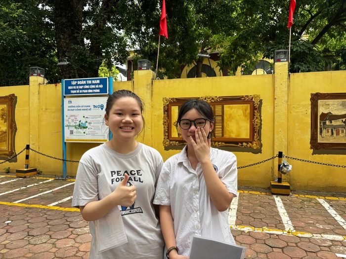 “Em bắt đầu ôn tập nghiêm túc từ học kỳ II lớp 9. Ngoài học trên lớp, em luyện thêm đề để quen cấu trúc bài thi và rèn cách phân bổ thời gian. Những ngày gần thi em chủ yếu xem lại lỗi sai mình hay mắc phải”, em Nguyễn Lan Thy (bên trái) tại điểm thi Trường THPT Phan Đình Phùng chia sẻ. Ảnh: Minh Châu