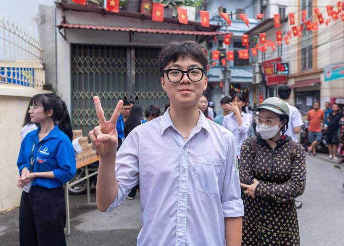 “Những lúc áp lực hoặc mất tự tin, em thường được bố mẹ và thầy cô động viên rất nhiều nên em cũng có thêm động lực để cố gắng”, Em Vũ Hải Lâm (tại điểm trường THPT Quang Trung - Hà Đông) nói. Ảnh: Mạnh Hưng
