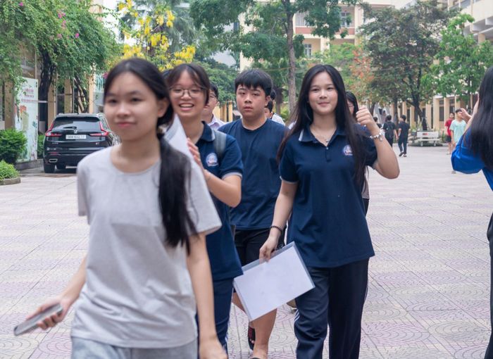 “Em khá hồi hộp vì kỳ thi này đã được chuẩn bị suốt một thời gian dài. Nhưng sau khi đến điểm thi và nghe phổ biến quy chế, em cảm thấy yên tâm hơn. Em đang cố gắng giữ tinh thần thoải mái để ngày mai làm bài thật tốt”, nữ sinh cho biết. Ảnh: Mạnh Hưng