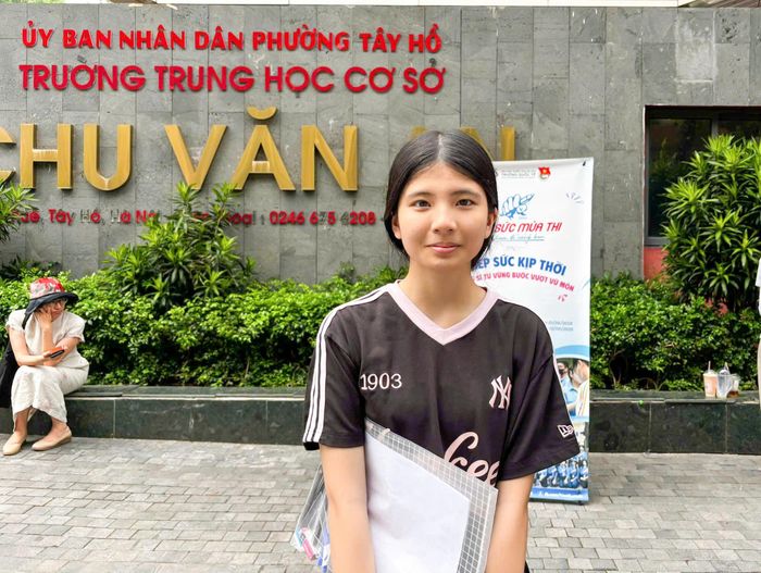 Em Nguyễn Phạm Thanh Trúc (tại điểm thi THCS Chu Văn An) cho biết bản thân không tránh khỏi cảm giác hồi hộp và lo lắng trước giờ làm bài. Tuy nhiên, sau một năm nỗ lực học tập và ôn luyện, nữ sinh tin tưởng vào sự chuẩn bị của mình. “Em cảm thấy khá hồi hộp và lo lắng, nhưng em đã cố gắng học tập, ôn luyện hết sức trong suốt năm học vừa qua nên em tin mình sẽ làm bài thi tốt”, Thanh Trúc chia sẻ. Ảnh: Minh Châu