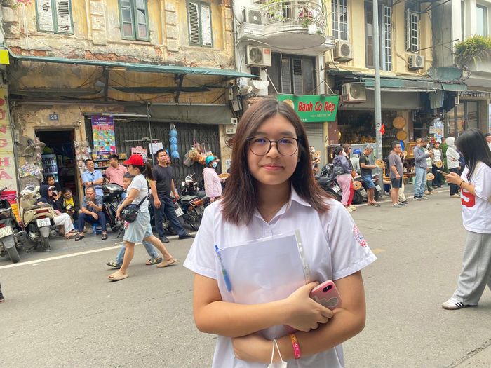 “Tối nay em chỉ xem lại một số ý chính rồi đi ngủ sớm chứ không học quá nhiều nữa. Em nghĩ giữ tinh thần tỉnh táo quan trọng hơn để chuẩn bị tâm lý tốt nhất cho bài thi môn Ngữ văn ngày mai”, Em Nguyễn Thảo Nhi trường THCS-THPT Lê Quý Đôn chia sẻ. Ảnh: Trần Ngọc