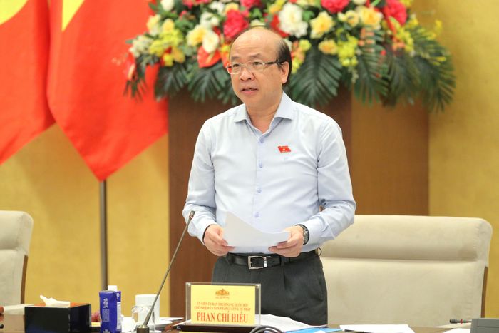 Chủ nhiệm Ủy ban Pháp luật và Tư pháp Phan Chí Hiếu phát biểu tại cuộc họp