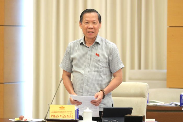 Chủ nhiệm Ủy ban Kinh tế và Tài chính Phan Văn Mãi phát biểu tại cuộc họp