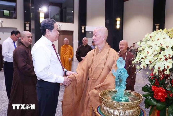 Chủ tịch Quốc hội Trần Thanh Mẫn thăm, chúc mừng Đại lão hòa thượng Thích Trí Quảng, Đức Pháp chủ Hội đồng Chứng minh Giáo hội Phật giáo Việt Nam. Ảnh: Văn Điệp/TTXVN