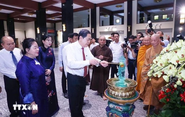 Chủ tịch Quốc hội Trần Thanh Mẫn thực hiện nghi lễ tắm Phật. Ảnh: Văn Điệp/TTXVN