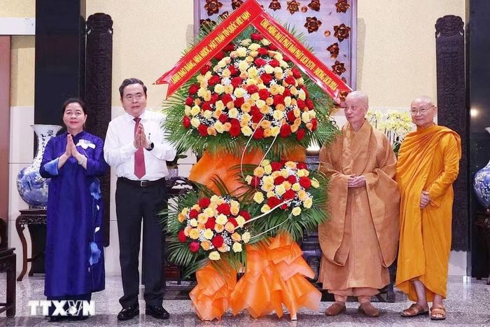 Chủ tịch Quốc hội Trần Thanh Mẫn thay mặt lãnh đạo Đảng, Nhà nước, Mặt trận Tổ quốc Việt Nam tặng hoa, chúc mừng Đại lão hòa thượng Thích Trí Quảng, Đức Pháp chủ Hội đồng Chứng minh Giáo hội Phật giáo Việt Nam. Ảnh: Văn Điệp/TTXVN