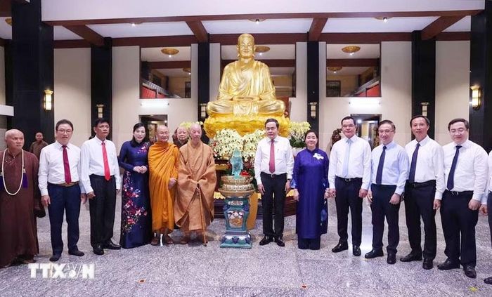 Chủ tịch Quốc hội Trần Thanh Mẫn và Đại lão hòa thượng Thích Trí Quảng, Đức Pháp chủ Hội đồng Chứng minh Giáo hội Phật giáo Việt Nam với các đại biểu. Ảnh: Văn Điệp/TTXVN