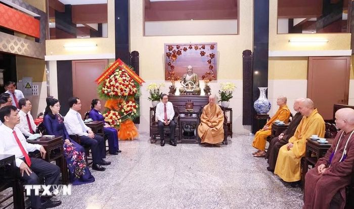 Chủ tịch Quốc hội Trần Thanh Mẫn thăm, chúc mừng Đại lão hòa thượng Thích Trí Quảng, Đức Pháp chủ Hội đồng Chứng minh Giáo hội Phật giáo Việt Nam. Ảnh: Văn Điệp/TTXVN