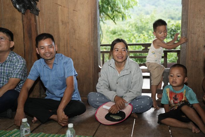 Chị Ngô Thị Bích chia sẻ về những khó khăn khi đi lấy nước vào mùa khô.