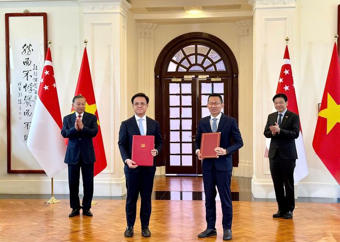 Đại diện Tập đoàn Becamex và đại diện Trung tâm Tái sản xuất và Công nghệ tiên tiến (ARTC) thuộc Cơ quan Khoa học, Công nghệ và Nghiên cứu Singapore (A*STAR) ký kết biên bản ghi nhớ (MOU) thành lập Trung tâm Nghiên cứu Sản xuất tiên tiến Việt Nam (VAMRC) trong hệ sinh thái Khu công nghiệp Việt Nam - Singapore (VSIP)