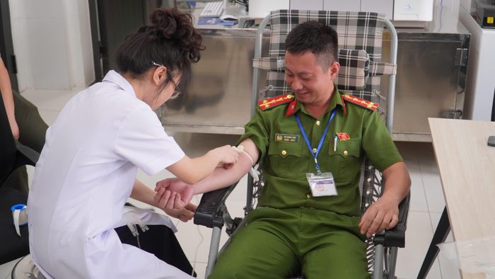 Đại úy Vũ Minh Việt, Công an xã Mường Khương hiến máu kịp thời cứu sống bệnh nhân.