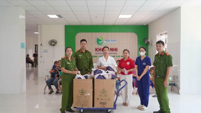 Công an xã Mường Khương tặng quà cho các cháu bệnh nhi đang điều trị tại Trung tâm y tế khu vực.