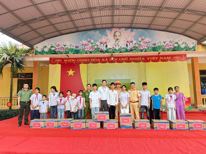 Công an xã Lục Yên cùng các đơn vị tặng quà cho học sinh nhân dịp Tết Thiếu nhi.