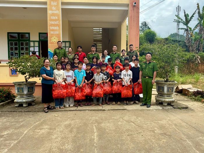 Công an xã Bản Lầu cùng các đơn vị tặng quà cho học sinh trên địa bàn.