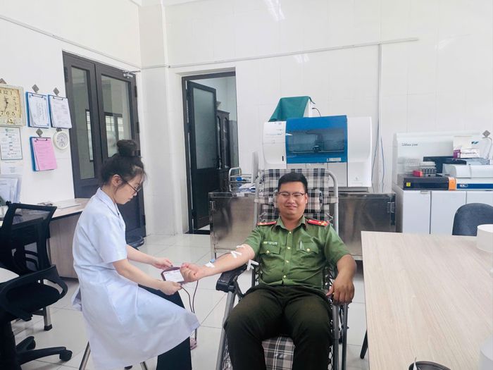 Thượng úy Nguyễn Đức Bình, Công an xã Cao Sơn hiến máu.