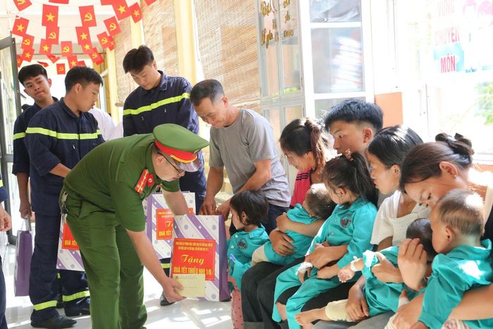 Đội chữa cháy và cứu nạn cứu hộ khu vực số 2 tỉnh Lào Cai tặng quà cho bệnh nhi có hoàn cảnh khó khăn.