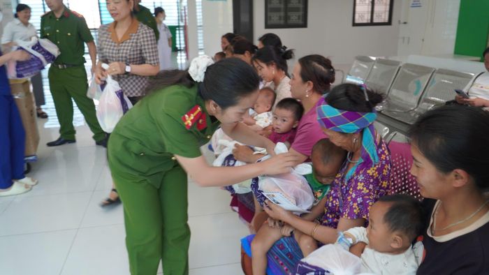 Công an xã Mường Khương tặng quà cho các cháu bệnh nhi đang điều trị tại Trung tâm y tế khu vực.